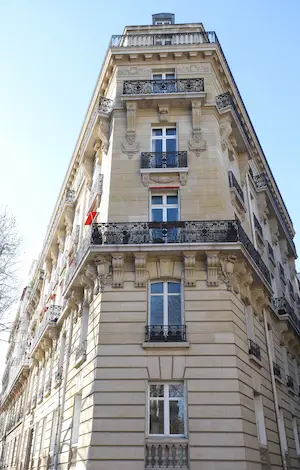Immobilier à Paris : location meublée dans un immeuble haussmannien