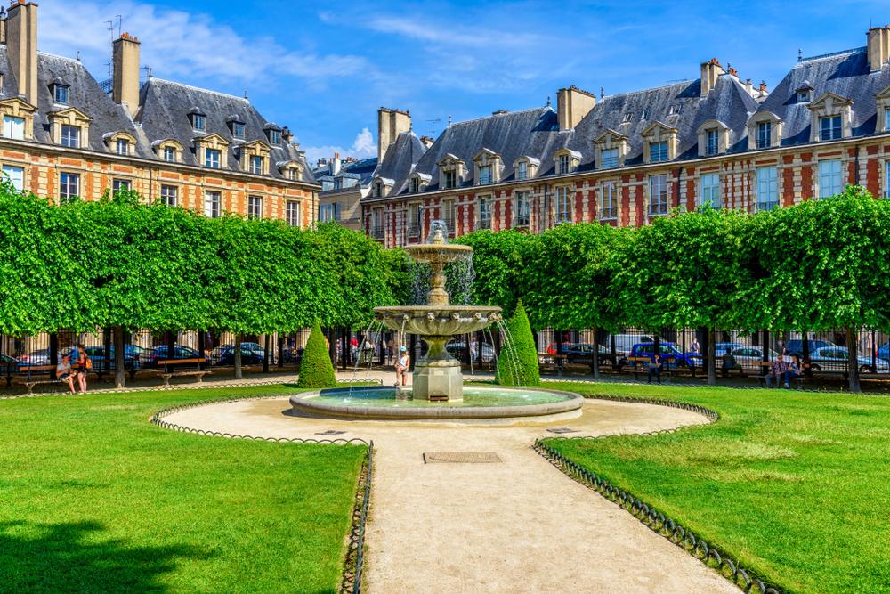Qui sommes-nous ? Nous sommes situés au centre de Paris à la lisière du Marais
