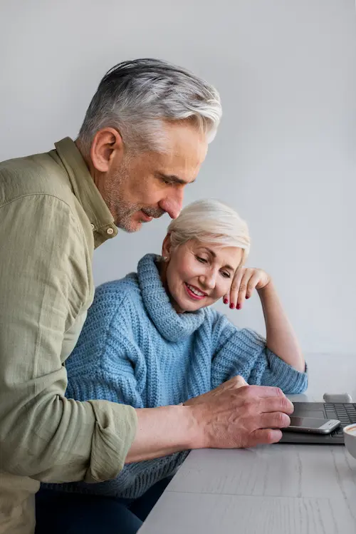 Particuliers, couple de retraités étudiant